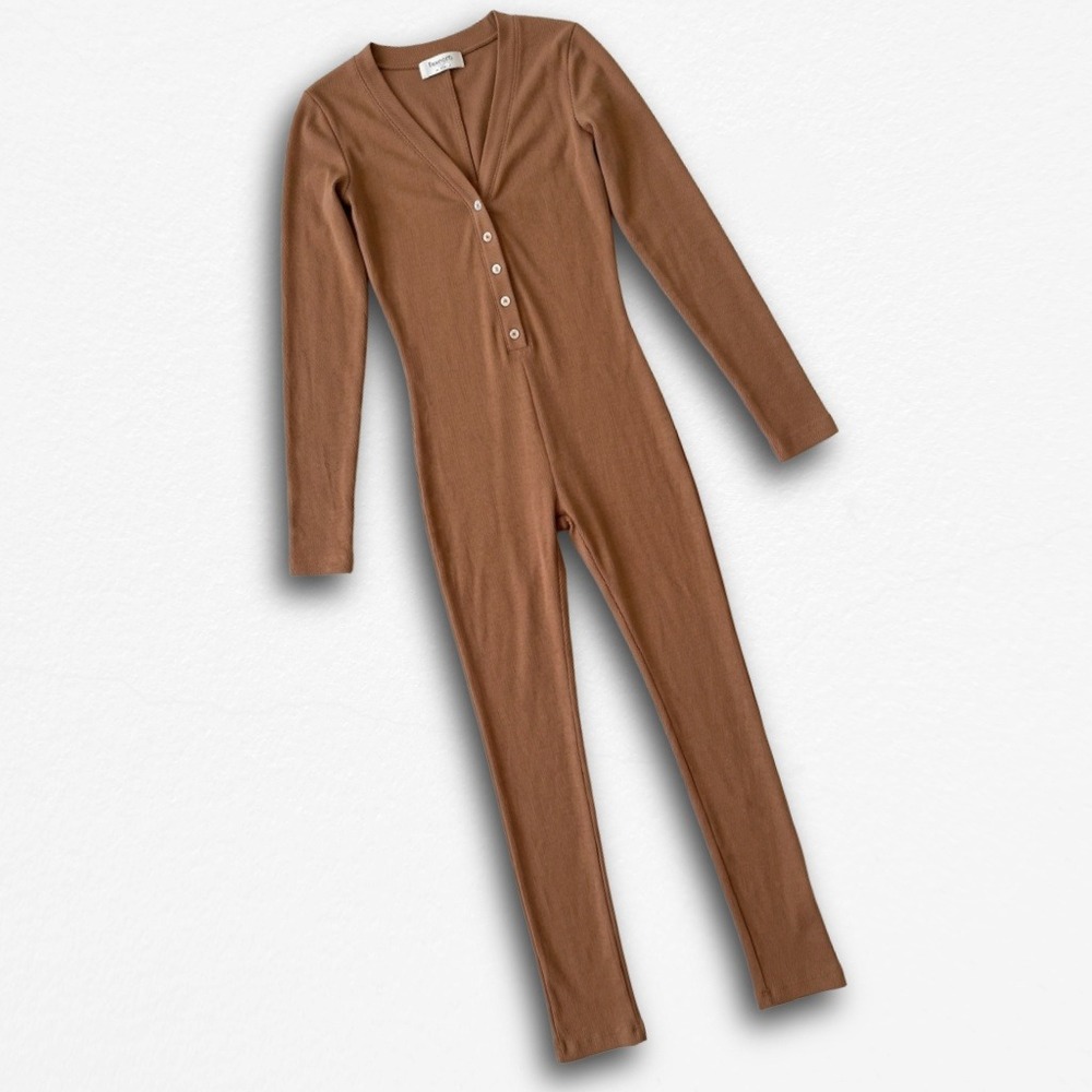 House of CB Brown Ribbed Knit Long‎ Sleeve Henley Jumpsuit Small Tan Loungewear